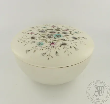 Rasia, Arabia, Fennica, pieniä käytön jälkiä, design Esteri Tomula, korkeus 65mm, leveys 110mm Lähetetään postipakettina.
