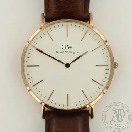 Teräsrannekello, Daniel Wellington, quartz:paristo loppunut, taulussa pieniä naarmuja, taulun Ø 41mm, rannekkeen pituus 210m Lähetetään postipakettina.