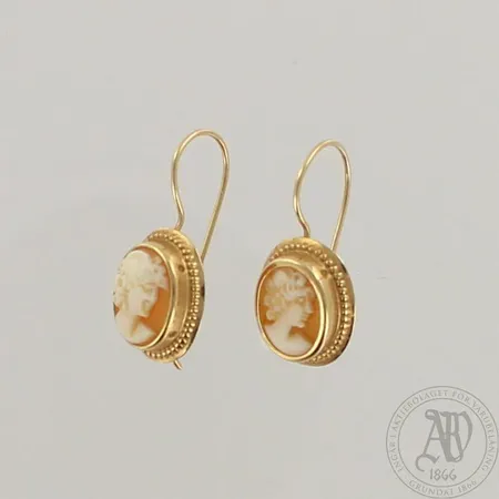 Kaksi camee-korvakorua, korkeus 21mm, 585br, paino 1,4g