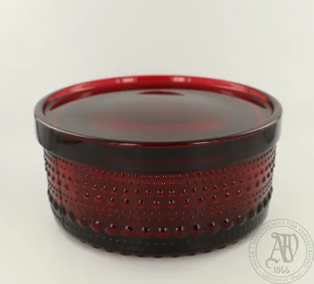 Iittala Kastehelmi purkki, kannessa pieniä käytön jälkiä, 116x57mm, karpalo Lähetetään postipakettina.