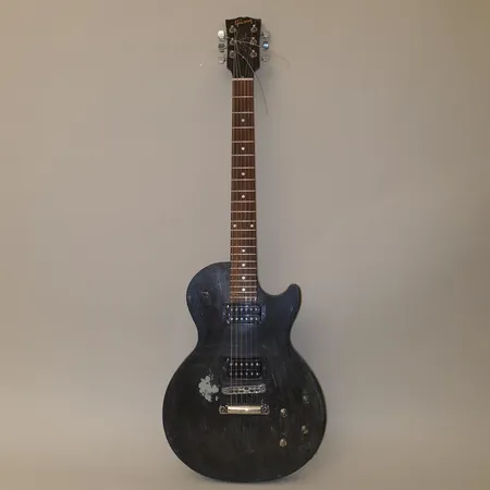 Sähkökitara Gibson Les Paul, 2018, made in USA, sarjanumero 1800288806, blugipiuhan liitin rikki, sähköt ei toimi, kustomoitu, swithien nupit puuttuu, käytön jälkiä, viallinen pehmeä laukku. Ota yhteys panttilainaamoon kuljetusmaksusta sopimiseksi.