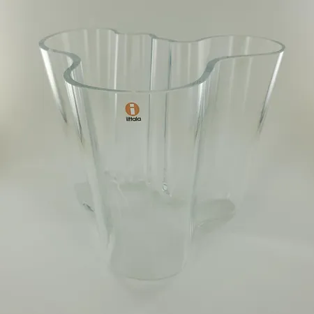Aalto-maljakko kirkas, laserkaiverrus Alvar Aaltov Iittala, hyvin pieni naarmu reunassa, korkeus 160mm.  Lähetetään postipakettina.