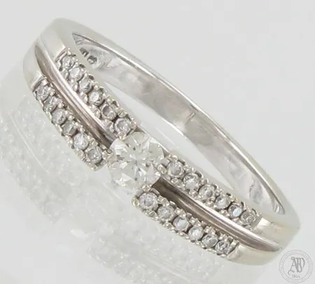Timanttisormus 1xn.0.20ct 24xn.0.005ct, koko 18, 585 valkokulta, paino 3,9g