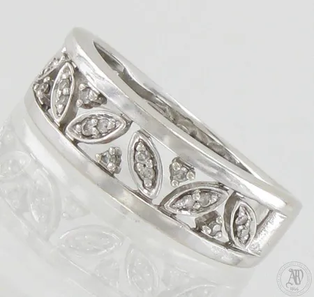 Timanttisormus 17xn.0.005ct, koko 18, 585 valkokulta, paino 3,6g