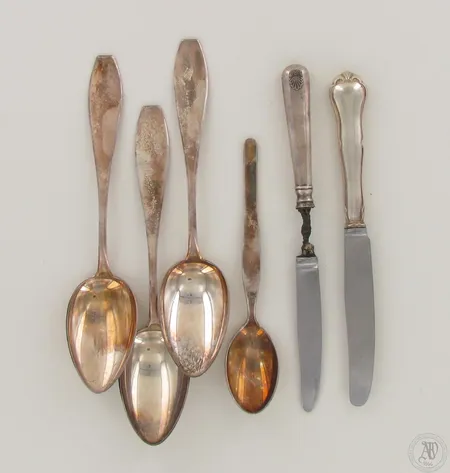 Kolme ruokalusikkaa, jälkiruokalusikka ja kaksi veistä, jälkiruokalusikka kaiverrettu, veitsi viallinen, pituudet 140-175mm, 813-916br, paino 180,7g 