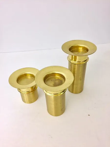 Kolme kynttilänjalkaa Tapio Wirkkala, messinki, korkeudet 130mm, 180mm ja 230mm Lähetetään postipakettina.
