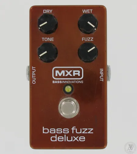 Efektipedaali MXR Bass Fuzz Deluxe, (tarvitsee 9V muuntajan (ei mukana) tai 9V pariston (ei mukana)