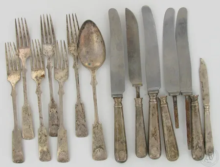Viallisia aterimia, kaiverrettuja, 813br, paino 588,2g (kaksi veitsen kärkeä terästä 71,9g)