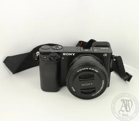 Järjestelmäkamera Sony A6000 + 16-50mm PZ (musta), 3 LCD-näyttö, Sony Power Zoom objektiivi, Hybridi automaattitarkennus, Wi-Fi ja NFC, virtajohto Lähetetään postipakettina.