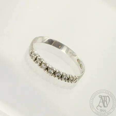 Timanttisormus 7xn.0.01ct, koko 17½, 585 valkokulta, paino 1,5g 