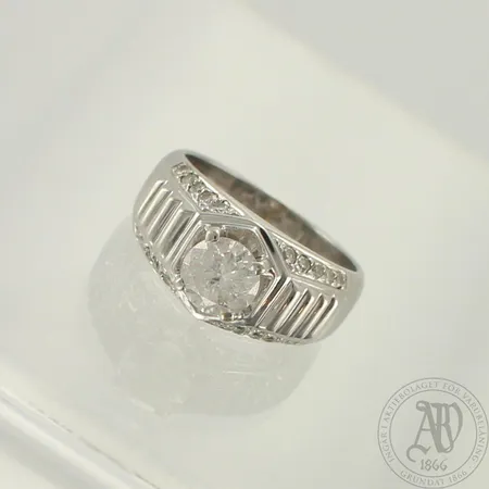 Timanttisormus 1xn.1.00ct ja 20xn.0.01ct, koko 18, 750, paino 8,4g 