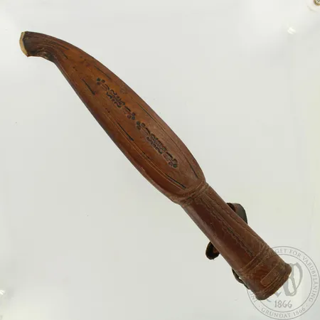 Puukko, käytön jälkiä, kaiverrettu, pituus 280mm, nahkatuppi Lähetetään postipakettina.