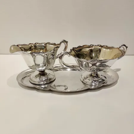 Sokerikko, kermakko ja lautanen, kaiverrettu, korkeudet 60-70mm, lautasen mitat 21x13cm, lautanen alpakkaa, 813, paino 137,5g