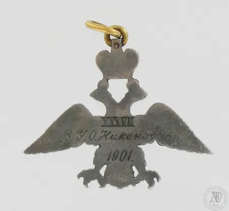 Kotkajetoni, Venäjä, kaiverrus XXXVII/1901, emaloitua kultaa ja hopeaa, leimaamaton, paino 7,2g