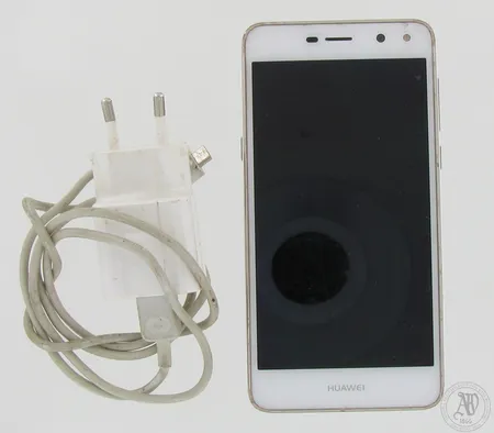 Viallinen matkapuhelin Huawei Y6, pintavaurioita ja kulumaa, laturi