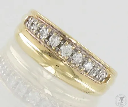 Timanttisormus 9xn.0.01-0.05ct, yhdessä kivessä hyvin pieni kolhu, koko 18¼, 585, paino 5,1g