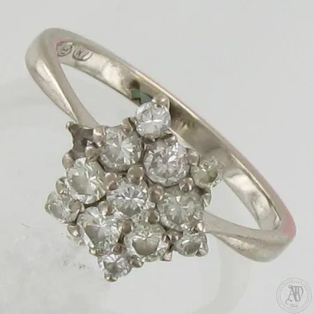 Timanttisormus 7xn.0.08-0.10ct 5xn.0.04ct (yksi kivi puuttuu), koko 18, 585 valkokulta, paino 3,9g