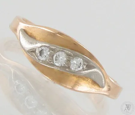 Timanttisormus 3xn.0.05ct, koko 17, runko vääntynyt, 585 kelta- ja valkokulta, paino 2,8g