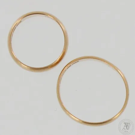 Viallisia sormuksia, kaiverrettuja, 750, paino 11,0g