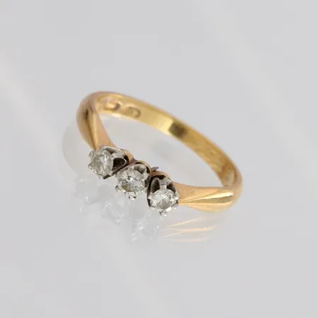 Timanttisormus 3xn.0.05ct yhdessä timantissa pieni särö, kaiverrettu, koko 15½, 750, paino 2,3g