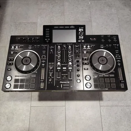 Pioneer DJ XDJ-RX2 -kontrolleri, kantolaukku, kaapelit