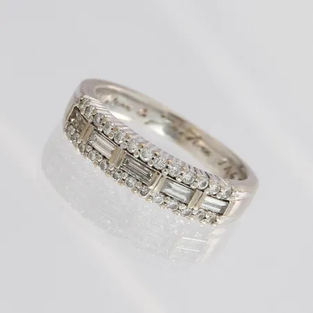 Timanttisormus 26xn.0.01ct 5xn.0.07ct Baguette hiontaisia, kaiverrettu, koko 18¼, 585 valkokultaa, paino 4,7g
