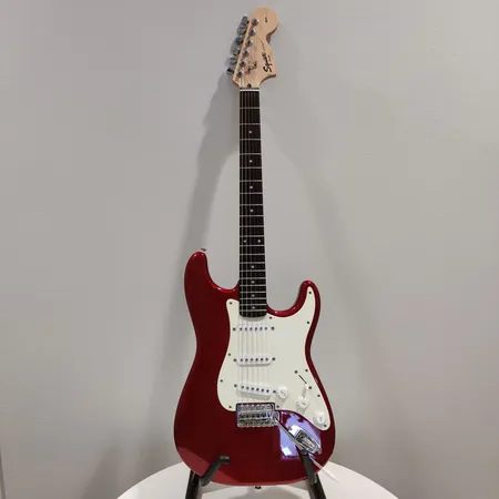 Sähkökitara, Squier strat by Fender, Candy Red, crafted in Indonesia  , pehmeä kantolaukku Ota yhteys panttilainaamoon kuljetusmaksusta sopimiseksi.