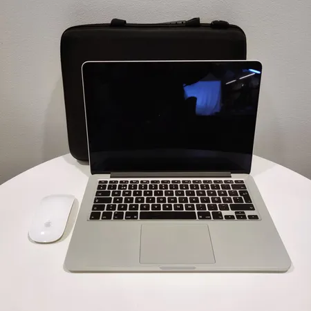 Kannettava tietokone, MacBook Pro 13.3", A1502, Serial. C02QLDDYFVH3, laturi, Apple Magic Mouse, kantolaukku ja kuitti