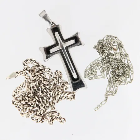 kaksi Viallista kaulaketjua, Ristiriipus, metallia, korkeus 53mm, kaiverrettu, 813, paino 18,3g