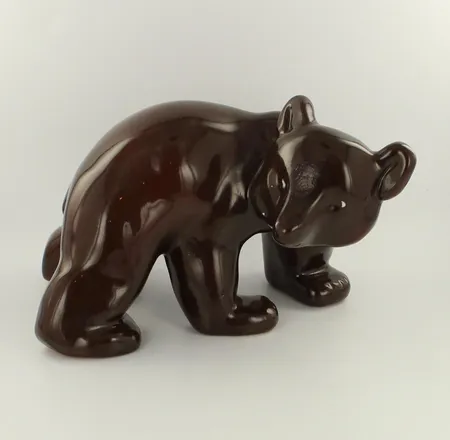 Posliinifiguuri, Arabia, karhu, 1950-luku, korkeus 8,7cm pituus 14cm, otsan kohdalla korjausjälki