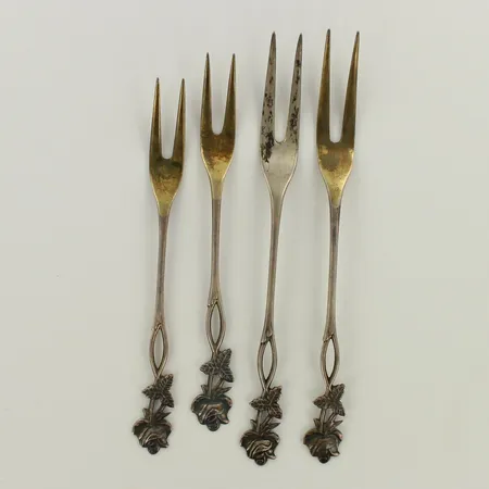Neljä tarjoiluhaarukkaa, Ruusu, kaiverrettuja,  pituudet 123-140mm, 813, paino 39,5g