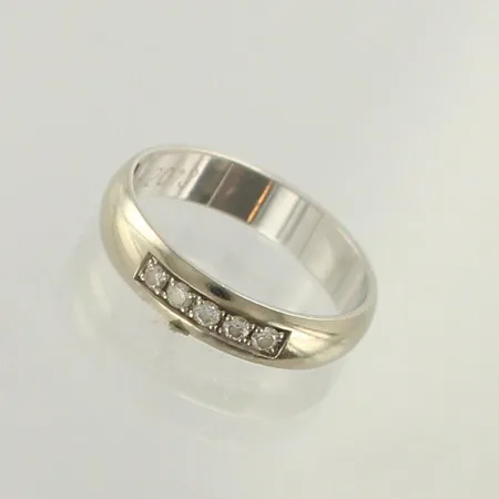 Timanttisormus 5xn.0.02ct, kaiverrettu, koko 15¾, 585 valkokulta, paino 2,5g