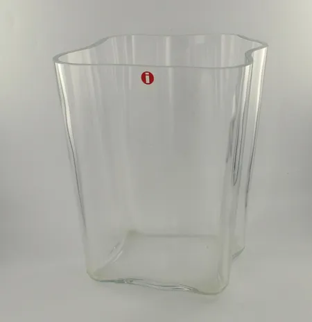 Lasimaljakko, design Alvar Aalto, korkeus 150mm, leveys 150mm, hyvin pieni kolhu reunassa, kirkas