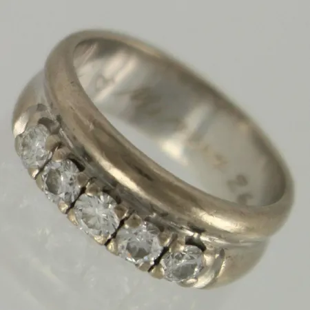 Timanttisormus 5xn.0.10ct, kaiverrettu, koko 15¾, 750 valkokulta, paino 5,7g