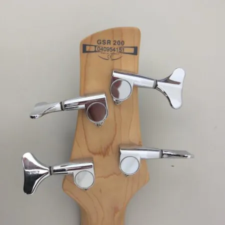 Sähköbasso Ibanez Gio Soundgear, GSR 200, pieniä käytön jälkiä, sarjanumero I040954151, valmistusmaa Indonesia ja pehmeä laukku.Nouto ainoastaan konttorista.