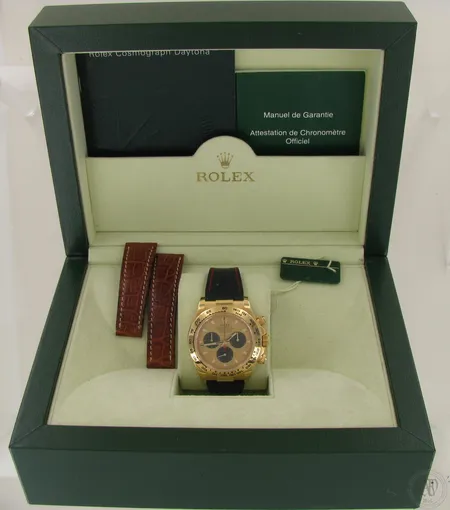 Kultarannekello Rolex Oyster Perpetual Cosmograph Daytona, automaatti, ref: 116518, sarjanumero D036548, taulun Ø 44mm,rannekkeen pituus 175mm, rannekeen lukko 24640 (750), ylimääräinen nahkaranneke, valmistusvuosi 2005, 750br, paino 131,8g, Lindroosin aitoustodistus, manuaali ja laatikko. 