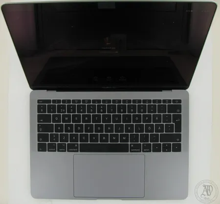 Tietokone Apple Macbook Pro 13, malli A1708, laturi ja laatikko. 