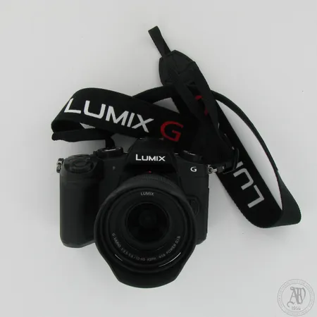 Digitaalikamera Panasonic Lumix DMC-G80, objektiivi 12-60mm/1:3.5-5.6., laturi, kuitti 8/2018 Rajala Pro Shop, käyttöohje, laatikko  Lähetetään postipakettina.