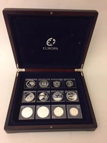 12 juhlarahaa Eurooppa 2004,-2005, nimellisarvo yhteensä 84 euroa, puulaatikko,
(kuvausta muutettu lukumäärä 12 kpl, muut tiedot samat), 925br, paino 358,7g