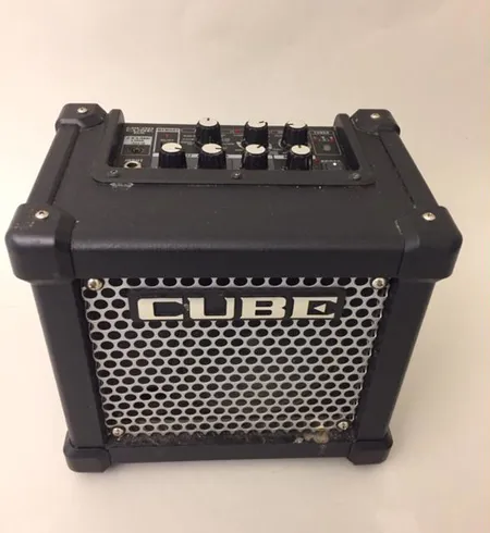 Kitaracombovahvistin Roland Micro Cube GX, paristokotelon kansi puuttuu, teho 3w, 8 vahvistinmallinnusta, 8 efektiä, viritin, aux in, virtalähde 