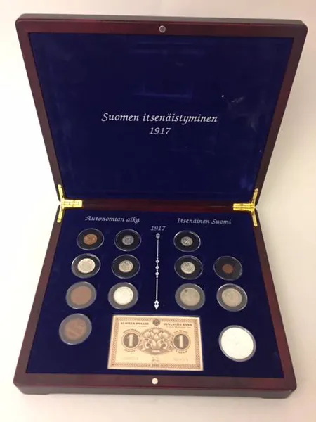 Juhlarahakokoelma Suomen Itsenäistyminen 1917,  aidot käyttörahat, 5 ruplaa 1898, 900, 5 penniä 1866 kuparia, 5 penniä 1889 kuparia, 25 penniä 1917 750 hopeaa, 50 penniä 1917 750 hopeaa, 20 kopeekkaa 1914 500 hopeaa, 1 markka 1915 868 hopeaa, 1 markka 1921 nikkeli/kupari, 1 markka 1922 nikkeli/kupari, 1 penni 1921  kupari, 25 penniä 1917 750 hopeaa, 50 penniä 1917 750 hopeaa, 10 markkaa 1967 900 hopeaa, 1 markka 1916 seteli, kokoelman numero 00520, todistukset, puulaatikko Paino: 0 g