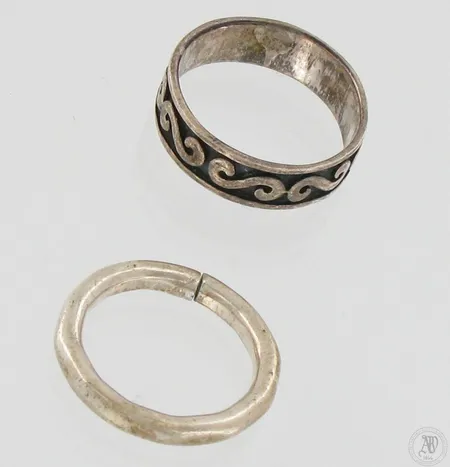 Kaksi sormusta, koot 17 ja 19, 800-925, paino 7,9g 