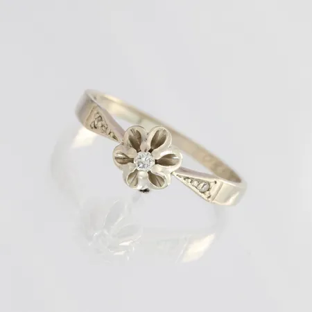 Timanttisormus 1xn.0.04ct, 2xn.0.01ct, kaiverrus, koko 17¾, 585 valkokulta, paino 2,0g