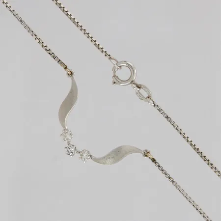 Timanttikaulakoru 3xn.0.05ct, yhdessä timantissa lohkeama, pituus 40,5cm, 585 valkokulta, paino 3,5g