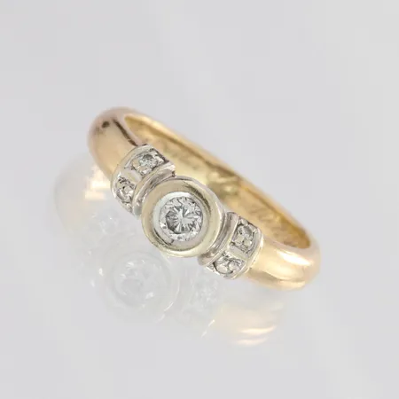 Timanttisormus 1xn.0.16ct 4xn.0.01ct, kaiverrettu, koko 16¼, 585 kelta- ja valkokulta, paino 3,8g