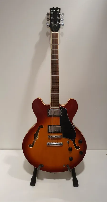Sähkökitara Samick Artist Series SAN-450-VS , made in Korea , S:N S927136 , vuosimalli 1992,  Semi-Hollowbody, ruusupuu-otelauta, 3-way switch, sähköt rahisee, käytön jälkiä, kieli poikki, pehmeä kantolaukku vetoketju rikki Lähetetään postipakettina.