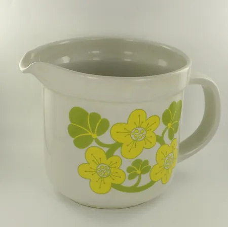 Maitokannu Arabia, Sanna, Suunnittelija Inkeri Seppälä, korkeus 12,5cm, vuosi 1973-1974.