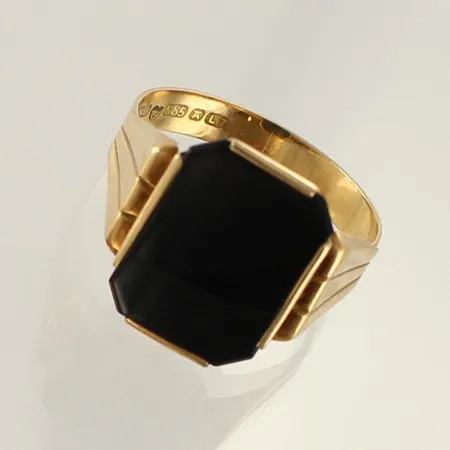 Onyx-kantasormus, koko 21½, 585br, paino 4,4g 
