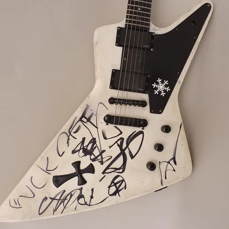 Viallinen sähkökitara Epiphone Explorer, pehmeä laukku. Ota yhteys panttilainaamoon kuljetusmaksusta sopimiseksi.