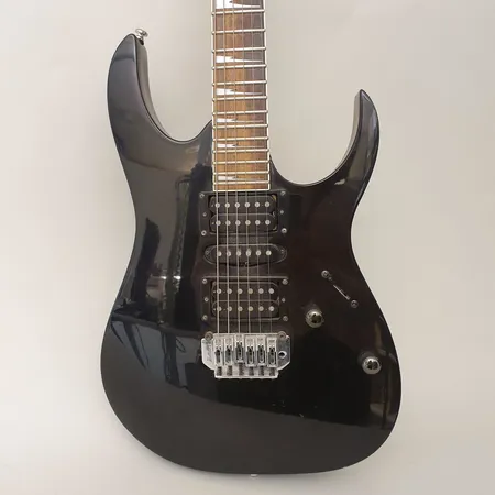 Sähkökitara Ibanez GRG170DX GIO, Black Night, kolhu rungon alareunassa, jakki löystynyt, pehmeä laukku. Ota yhteys panttilainaamoon kuljetusmaksusta sopimiseksi.